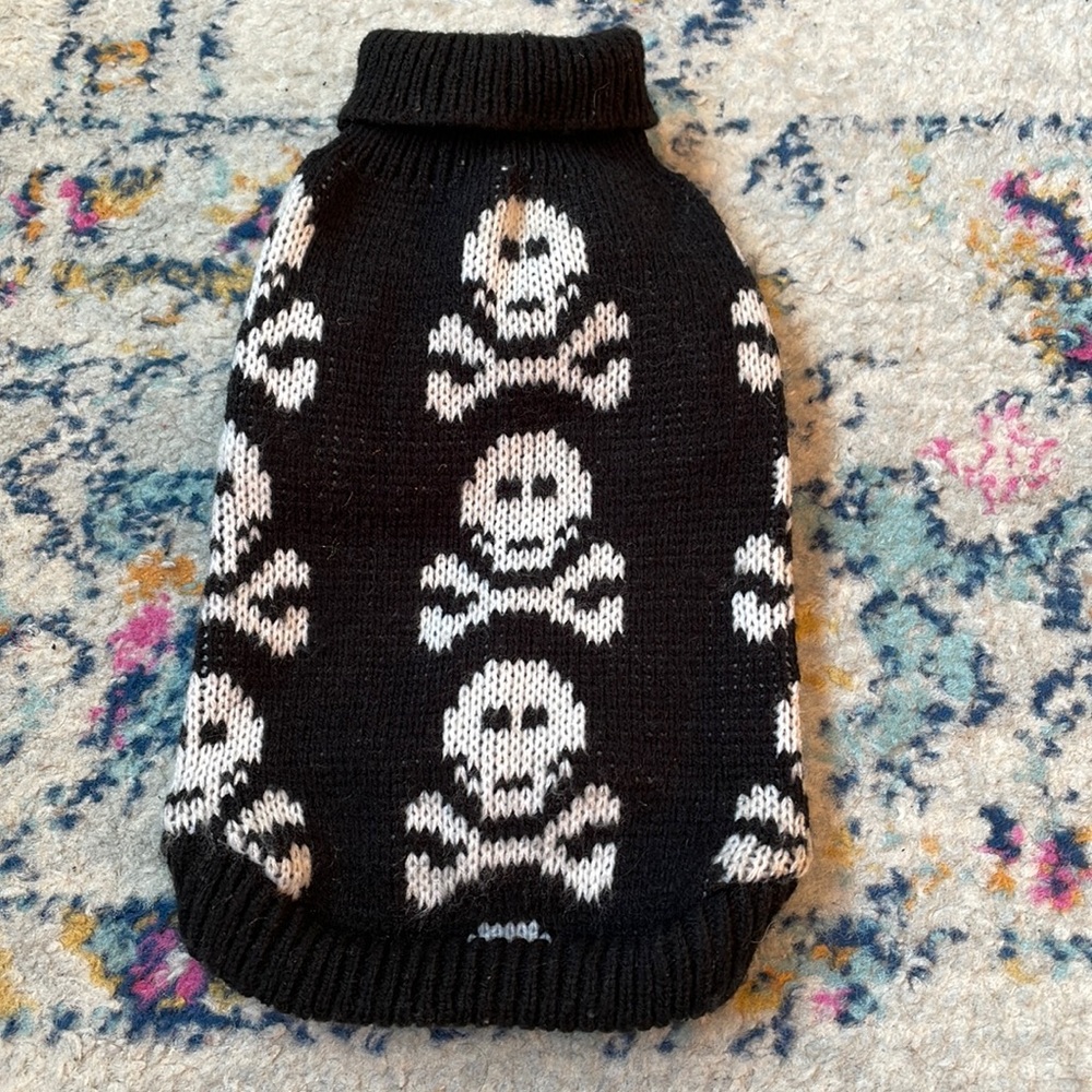 Xs skull pet turtleneck so cute well loved
